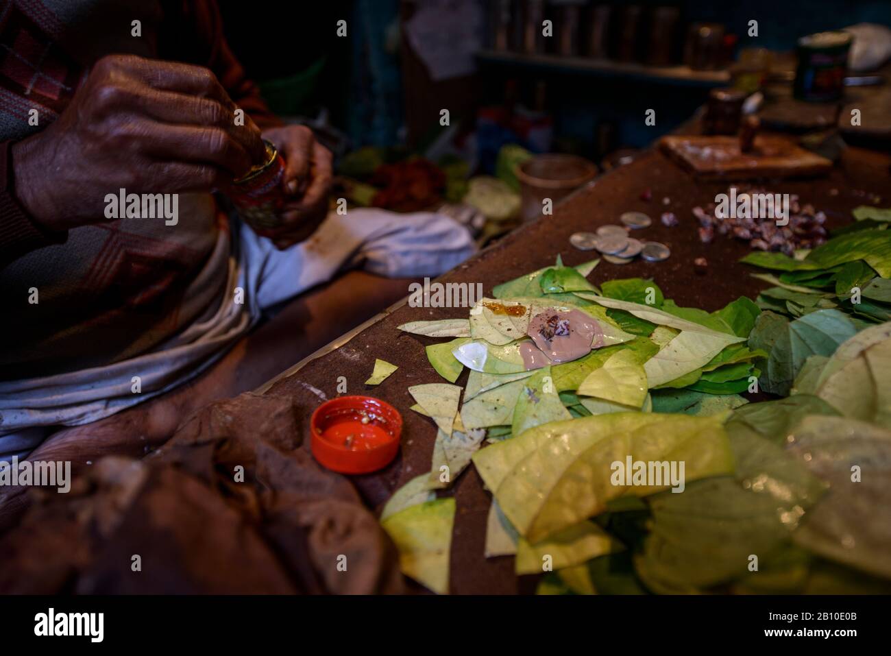 Preparing the paan for sale, Varanasi old town, India Stock Photo Alamy