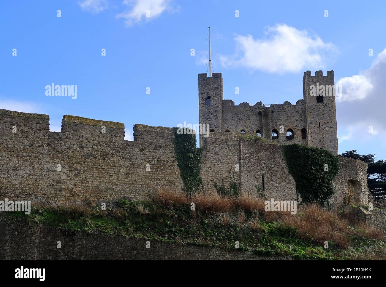 Ancient walls and tower of the Norman castle at Rochester in Kent Stock ...