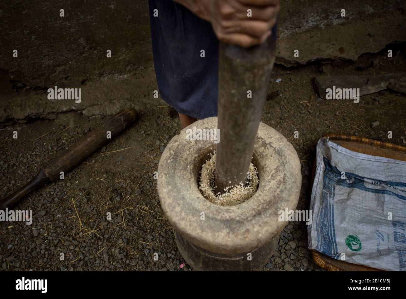 Rice pounding, Cordilleras, Northern Luzon, Philippines Stock Photo - Alamy