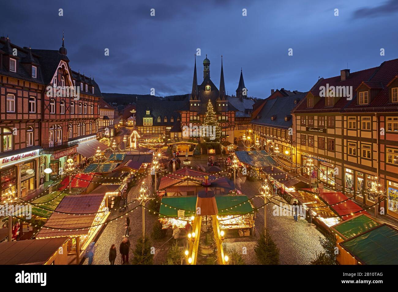 Town hall at the market square with Christmas market in Wernigerode ...