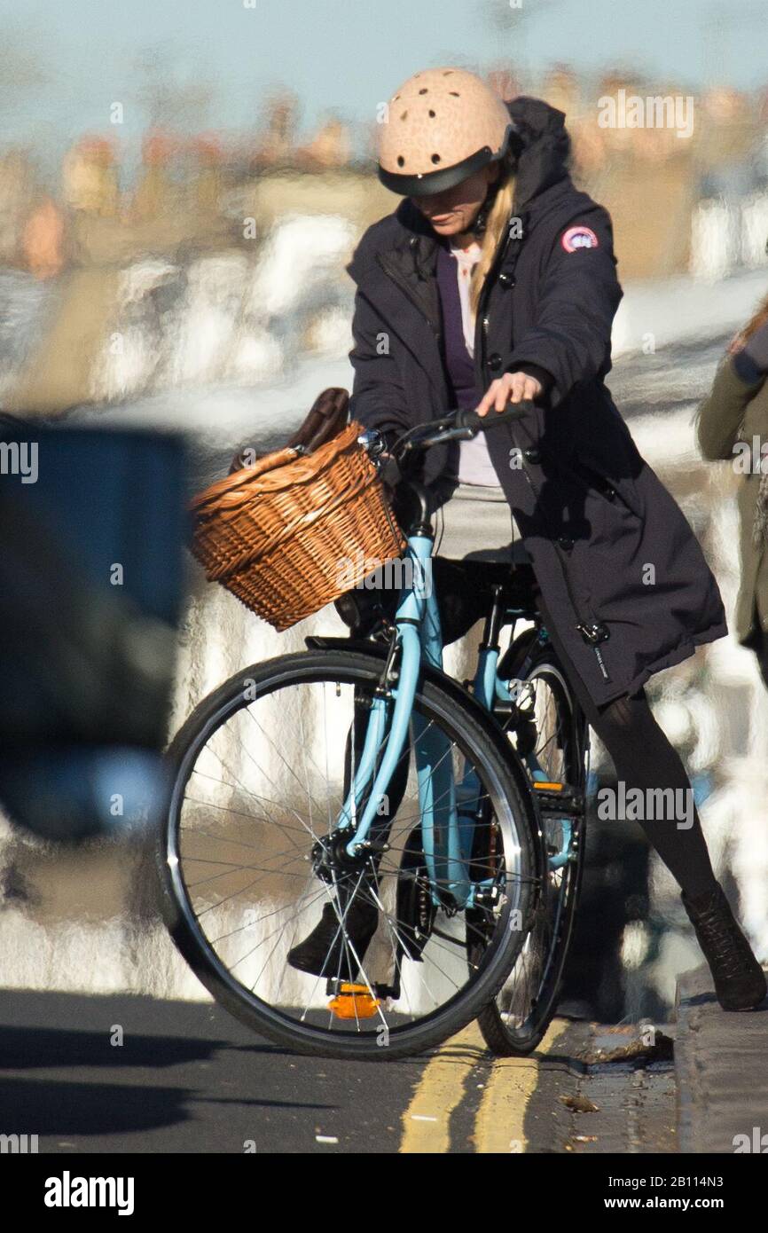 Renee Zellweger riding a bike during filming of Bridget Jones Diary Stock Photo