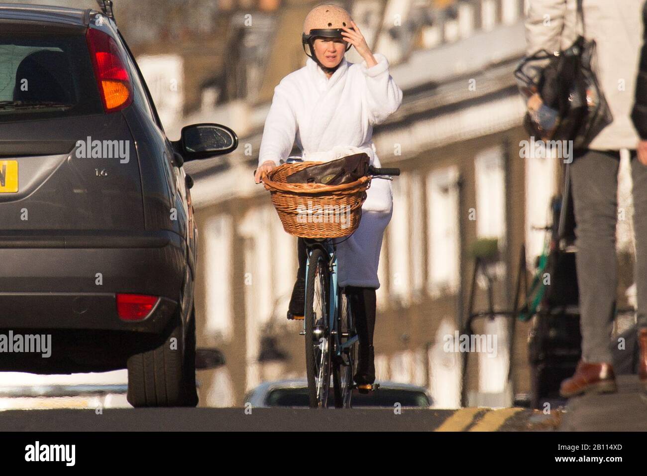 Renee Zellweger riding a bike during filming of Bridget Jones Diary Stock Photo