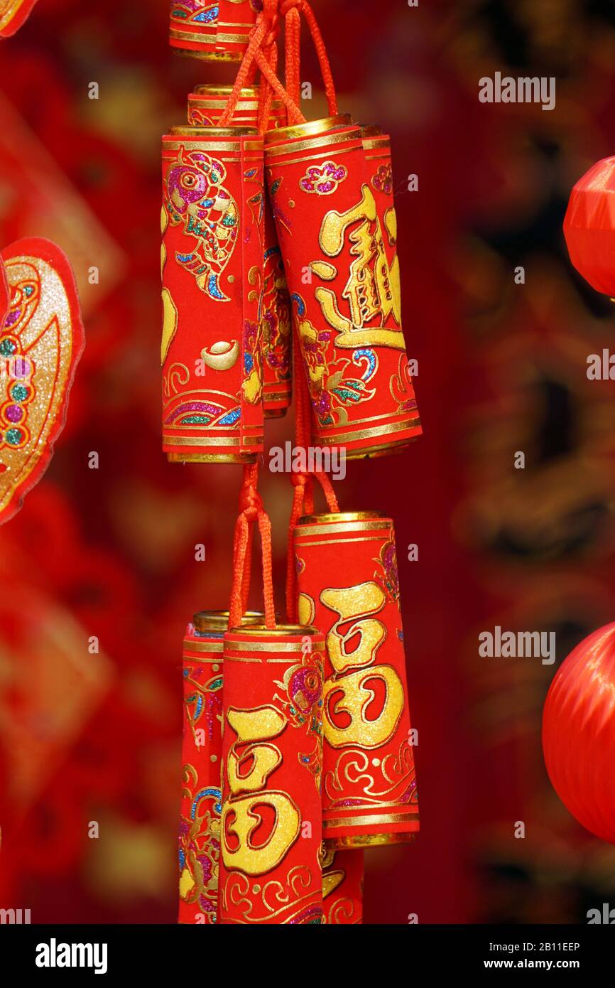 Traditional Chinese Spring Festival decorations, Chinese knot, red ...
