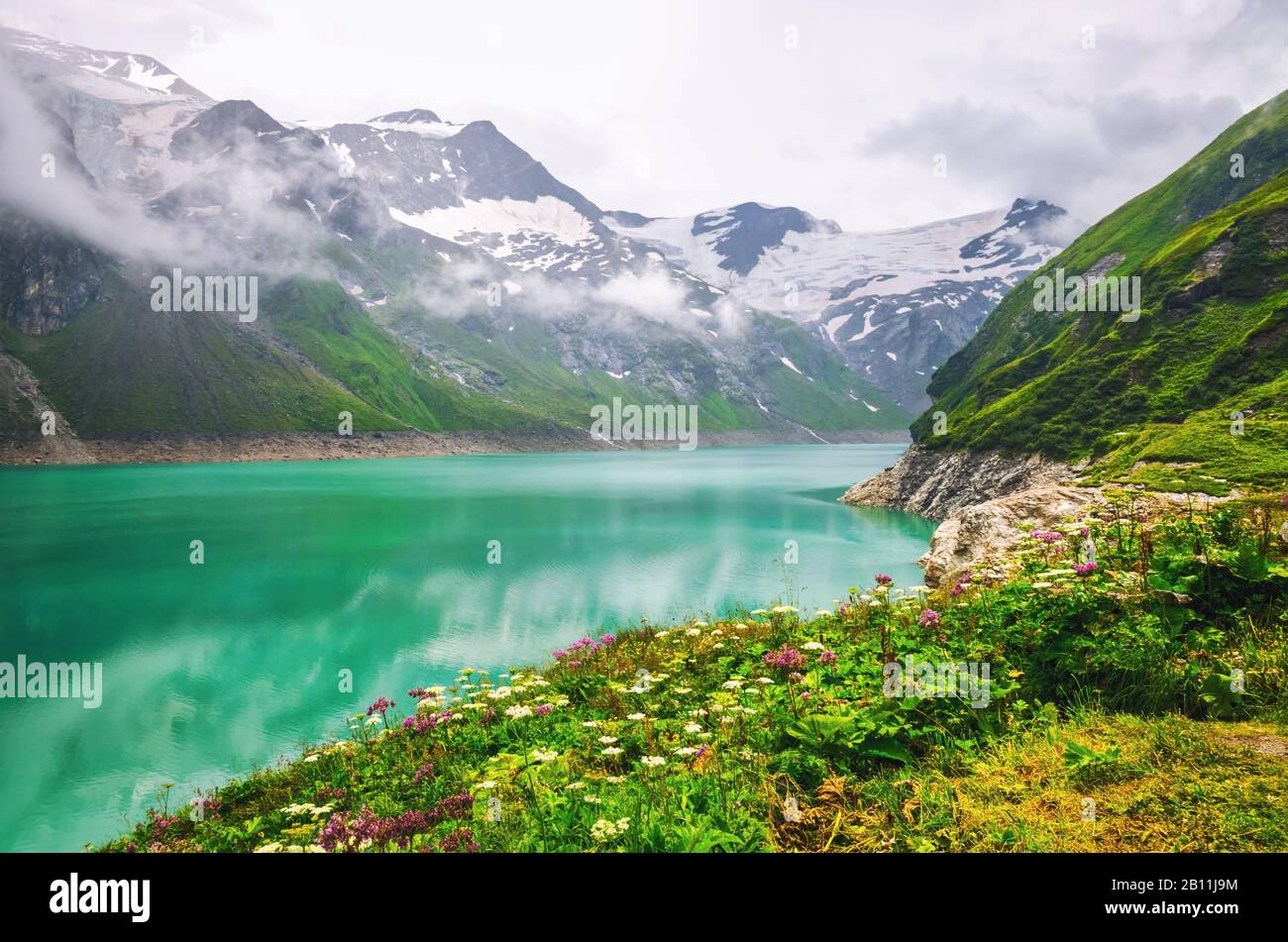 Beautiful clear azure lake mountain hi-res stock photography and images ...