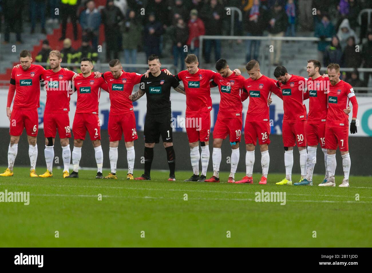 Kiel, Germany. 22nd Feb, 2020. Football: 2nd Bundesliga, Holstein Kiel - 1st FC Heidenheim, 23rd matchday. The team from Heidenheim during a minute of silence in the Kiel stadium in memory of the victims of Hanau. Credit: Frank Molter/dpa - IMPORTANT NOTE: In accordance with the regulations of the DFL Deutsche Fußball Liga and the DFB Deutscher Fußball-Bund, it is prohibited to exploit or have exploited in the stadium and/or from the game taken photographs in the form of sequence images and/or video-like photo series./dpa/Alamy Live News Stock Photo