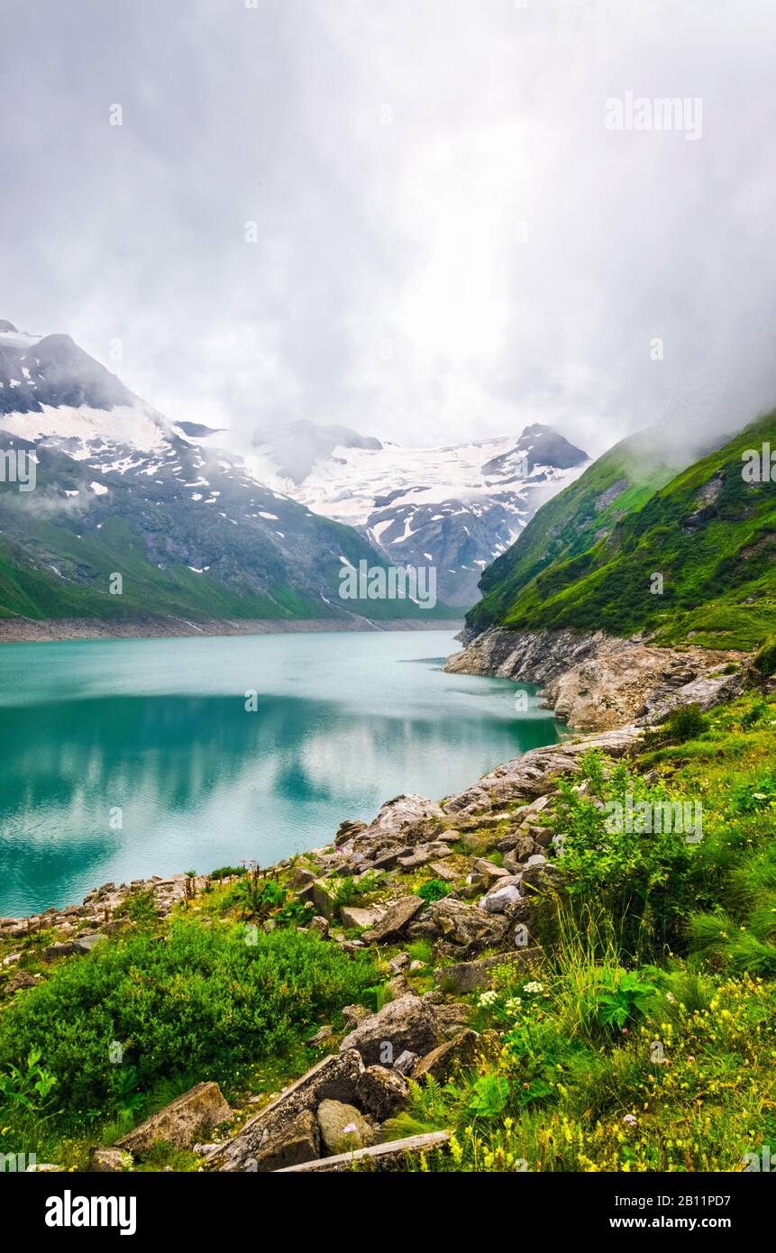 Beautiful clear azure lake mountain hi-res stock photography and images ...
