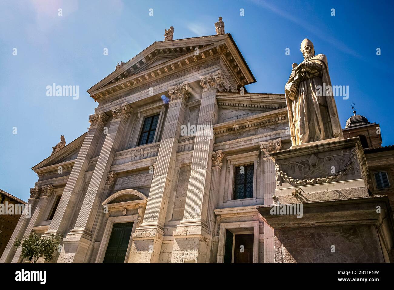 Italy Marche Urbino - Cathedral and statue of  Compatrono Beato Mainardo, Bishop of  Urbino. Stock Photo