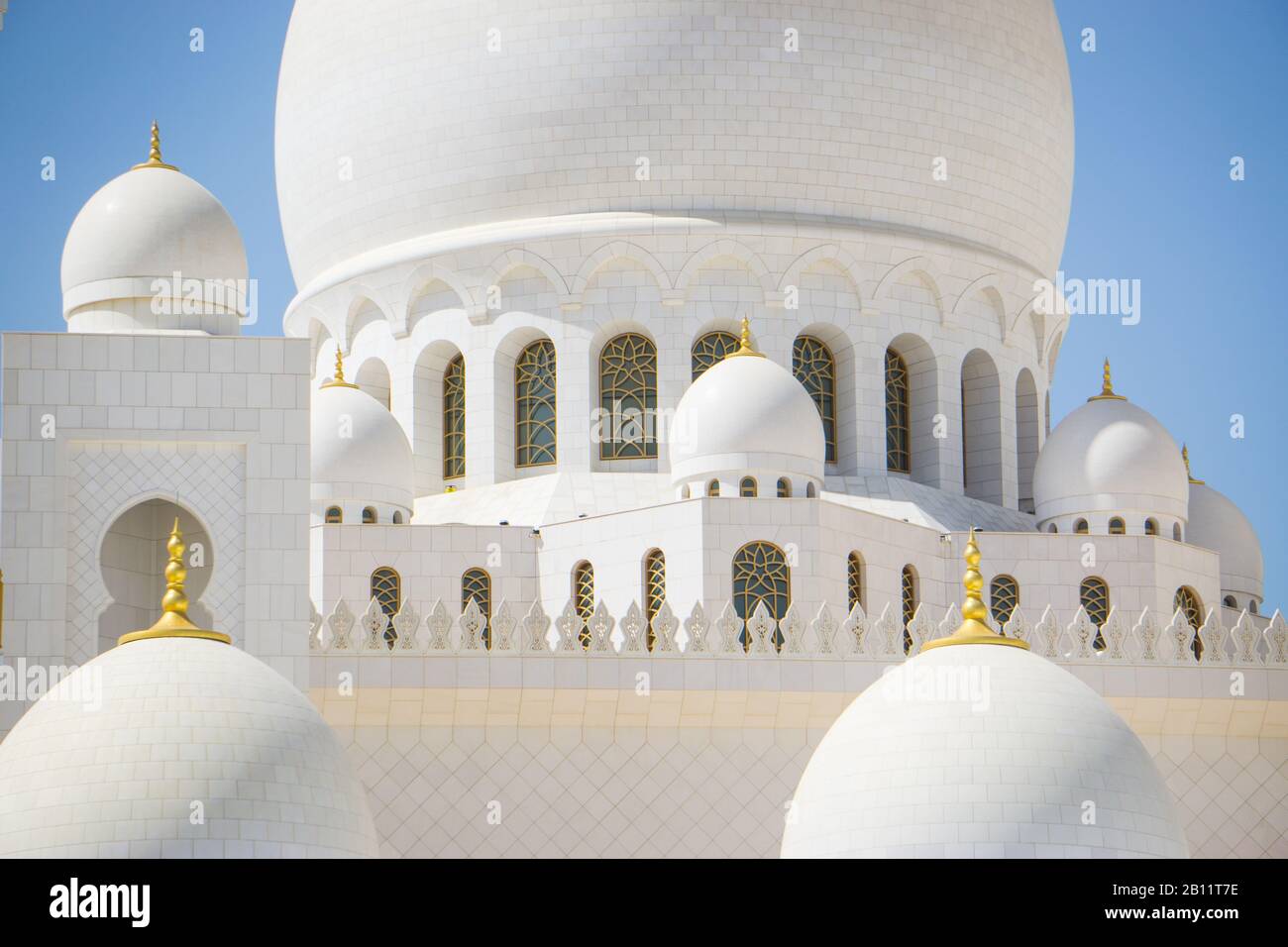 White marble arches and domes of the Sheikh Zayed Grand Mosque, Abu Dhabi. Stock Photo