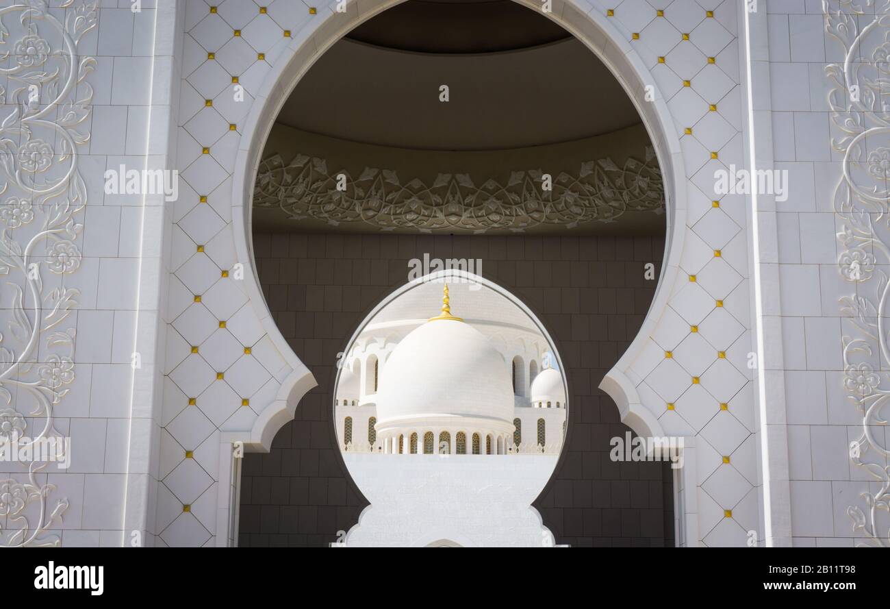 Brilliant white arches and domes of the Sheik Zayed Grand Mosque in Abu Dhabi Stock Photo