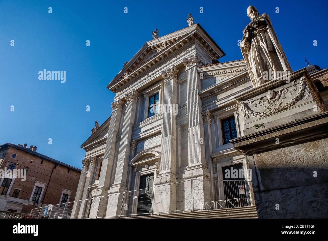 Italy Marche Urbino - Cathedral and statue of  Compatrono Beato Mainardo, Bishop of  Urbino. Stock Photo
