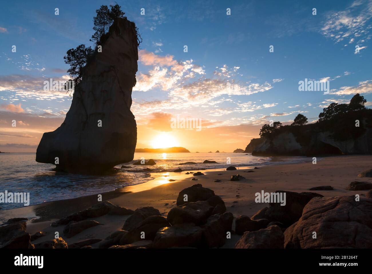 Cathedral Cove at Sunrise, Mercury Bay, New Zealand Stock Photo