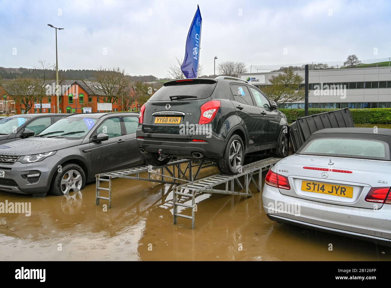 Flooded cars on street hires stock photography and images Alamy