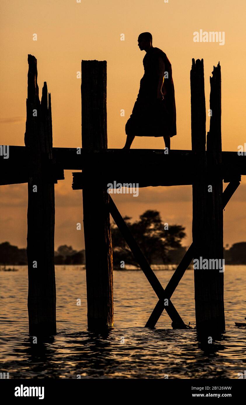 Buddhist monk u bein sunset hi-res stock photography and images - Alamy
