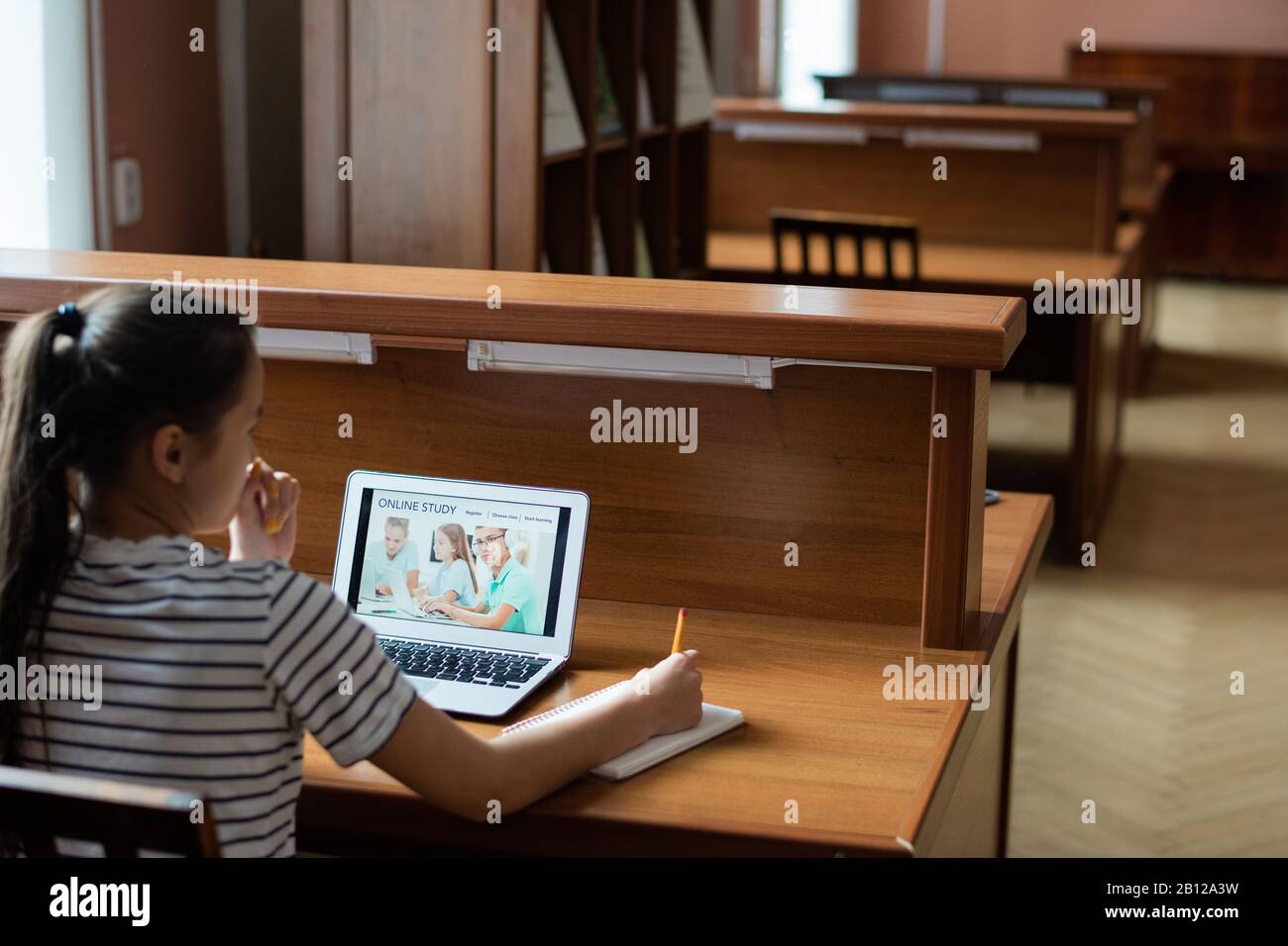 Adult remote learning hi-res stock photography and images - Alamy