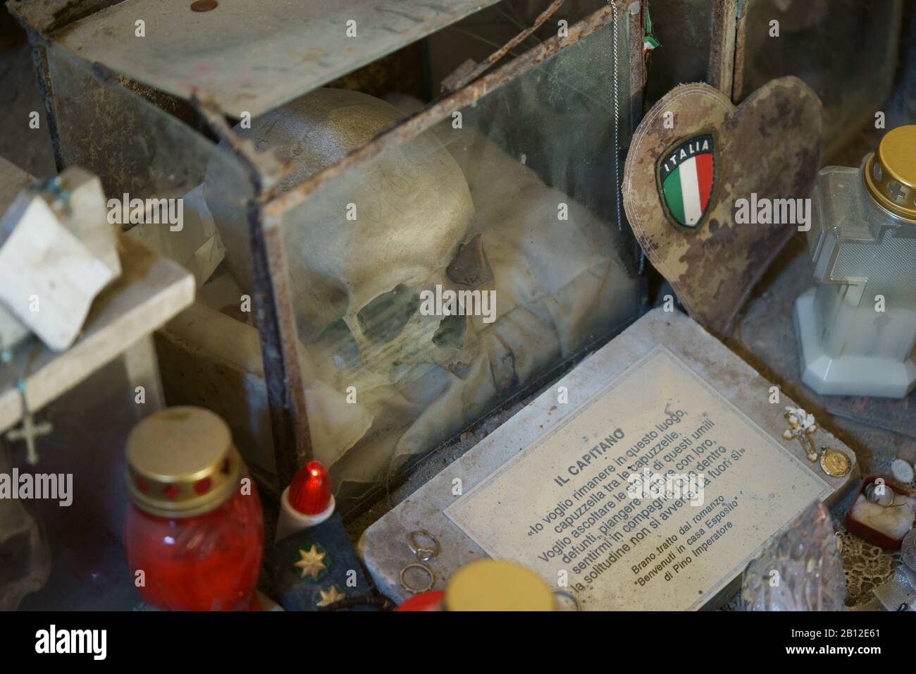 Faomus Capitain's skull - Cimitero delle Fontanelle, Sanità district Naples Italy Stock Photo