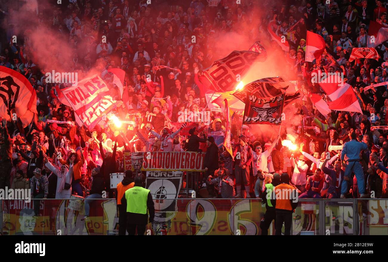 Soccer fans light bengal fire hi-res stock photography and images - Alamy