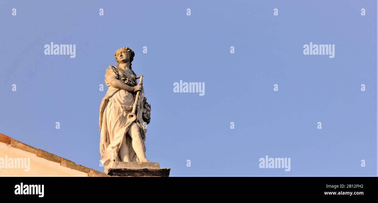 Statua musicista veneziano ottocento 800 marmo tetto venezia Stock Photo