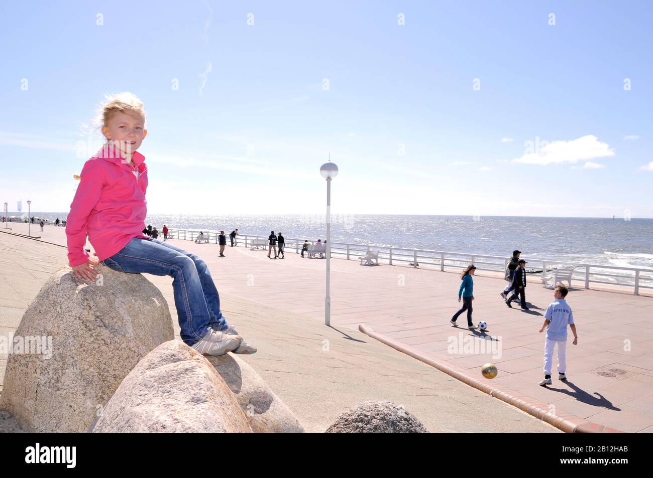 Eight year old blonde girl hi-res stock photography and images - Alamy