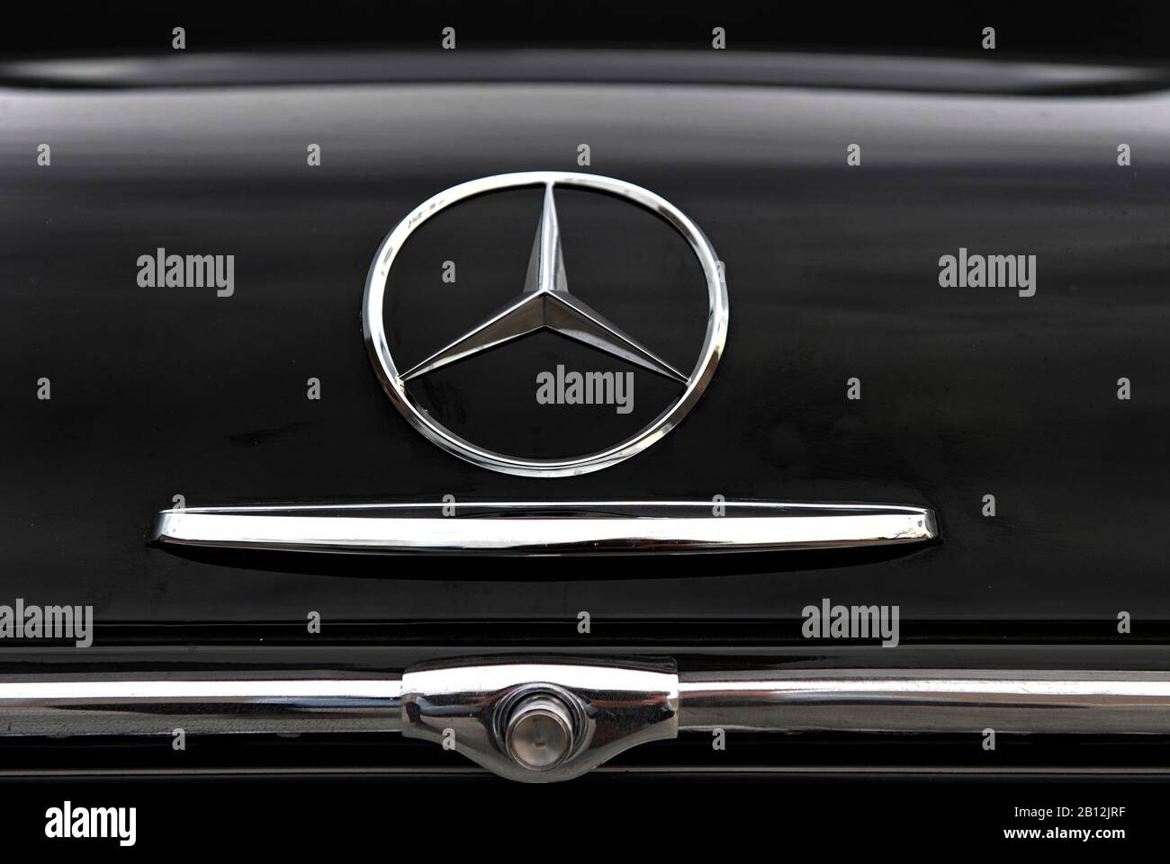 Mercedes Benz 230 SL Pagode,vintage car,collectible,collector's vehicle