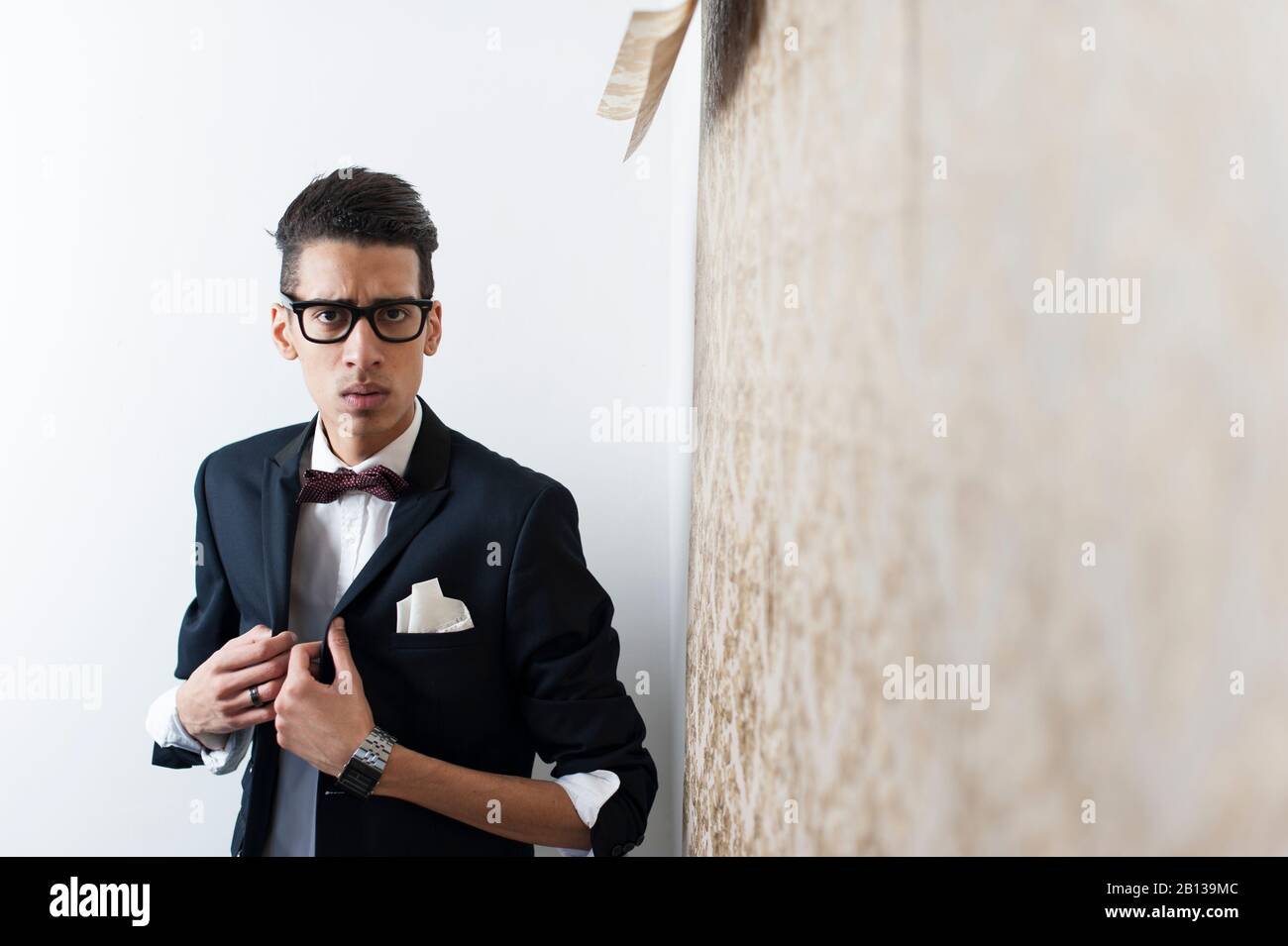 Young man wearing suit and glasses Stock Photo - Alamy