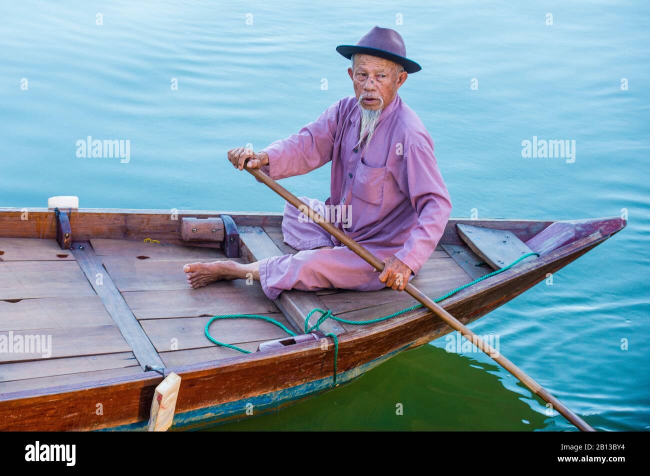 Vietnamese fisherman cruising a boat in Hoi An Vietnam Stock Photo - Alamy