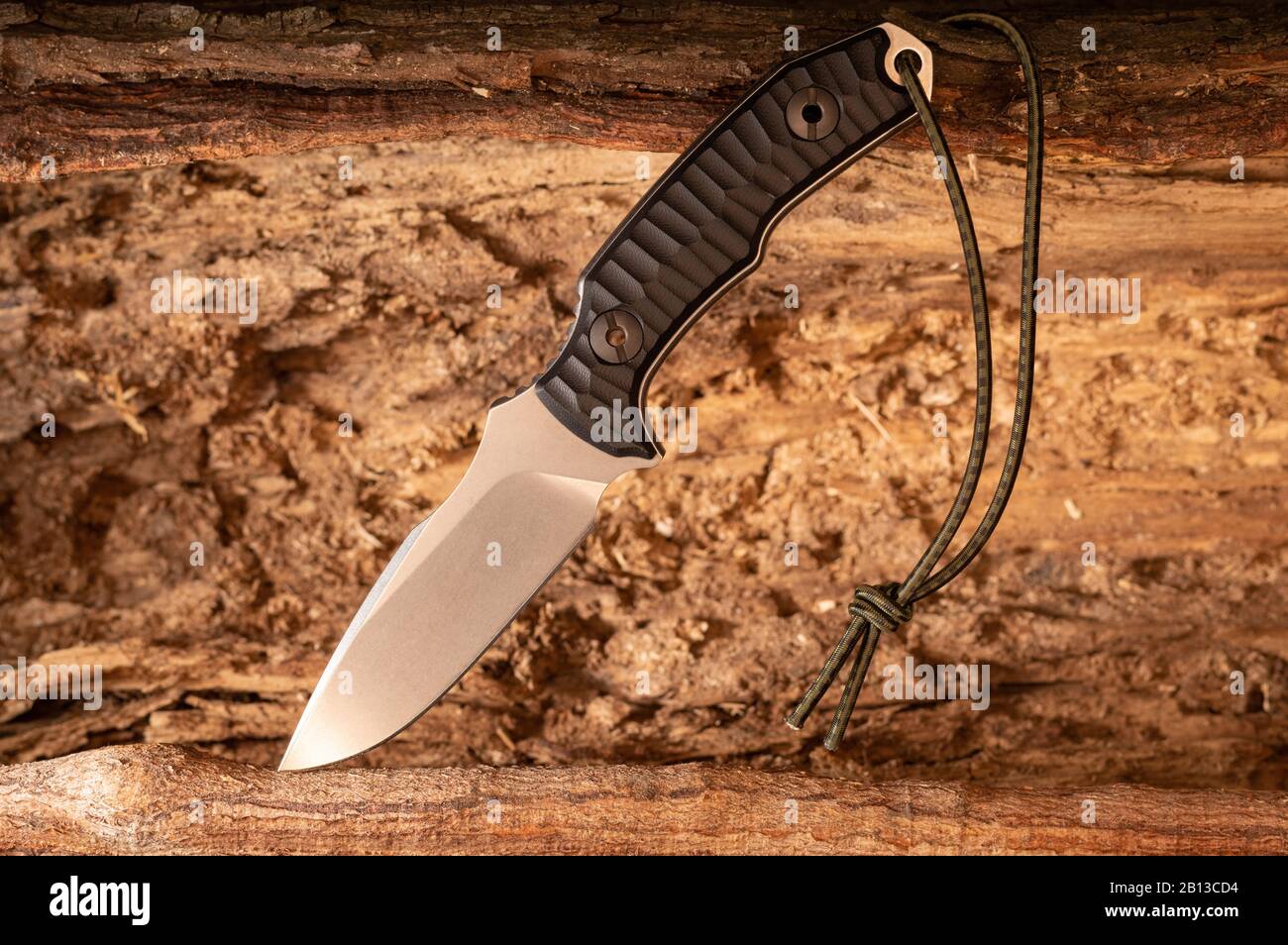 Steel hunting knife. Big shiny knife in a log Stock Photo Alamy