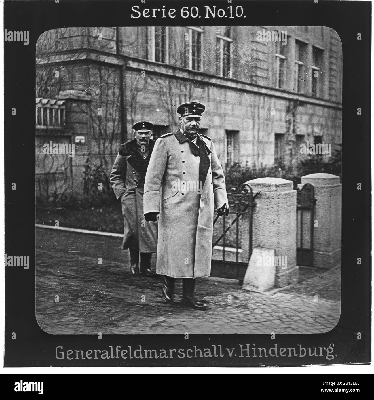 Projection für Alle - Der Weltkrieg: Siegreiche Führer. Serie 60. No. 10. Generalfeldmarschall v. Hindenburg. - Die Firma „Projection für Alle“ wurde 1905 von Max Skladanowsky (1861-1939) gegründet. Sie produzierte bis 1928 fast 100 Serien zu je 24 Glasdias im Format 8,3 x 8,3 cm im sog. Bromsilber-Gelatine-Trockenplatten Verfahren. Die Serien umfassten vor allem Städte, Länder, Landschaften aber auch Märchen und Sagen, das Alte Testament und den Ersten Weltkrieg. Stock Photo