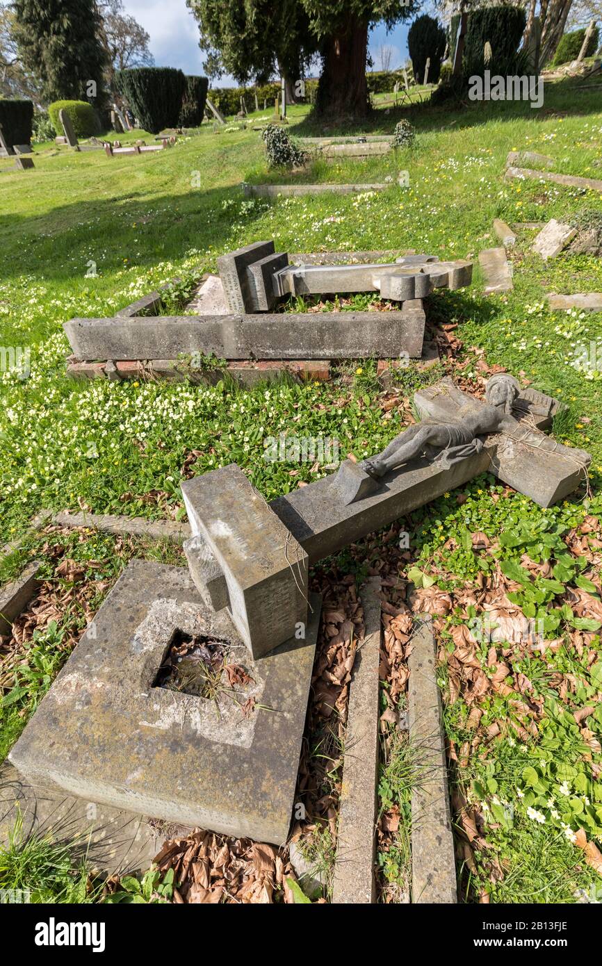 Fallen headstones hi-res stock photography and images - Alamy