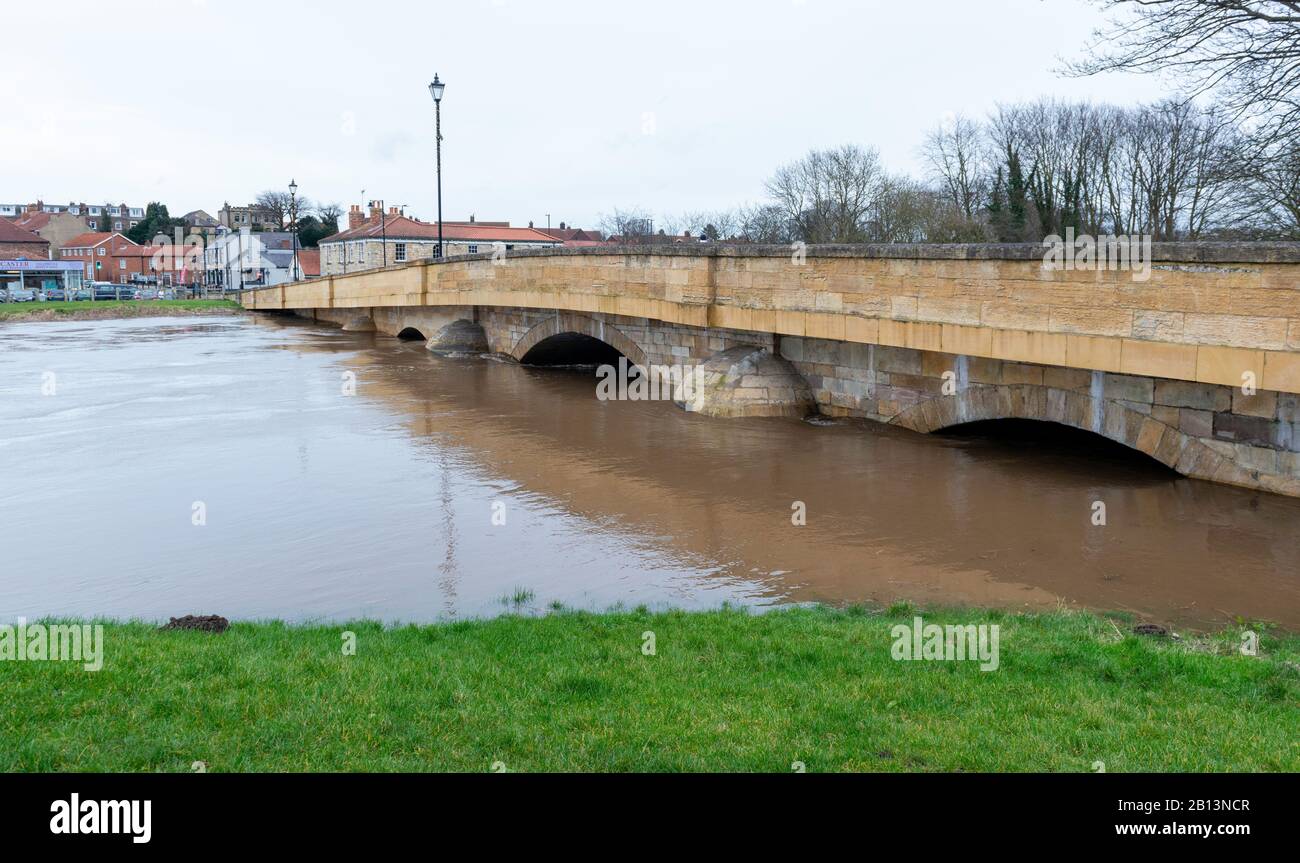 2020 Yorkshire floods: High water levels flowing under Tadcaster bridge following Storm Dennis Stock Photo