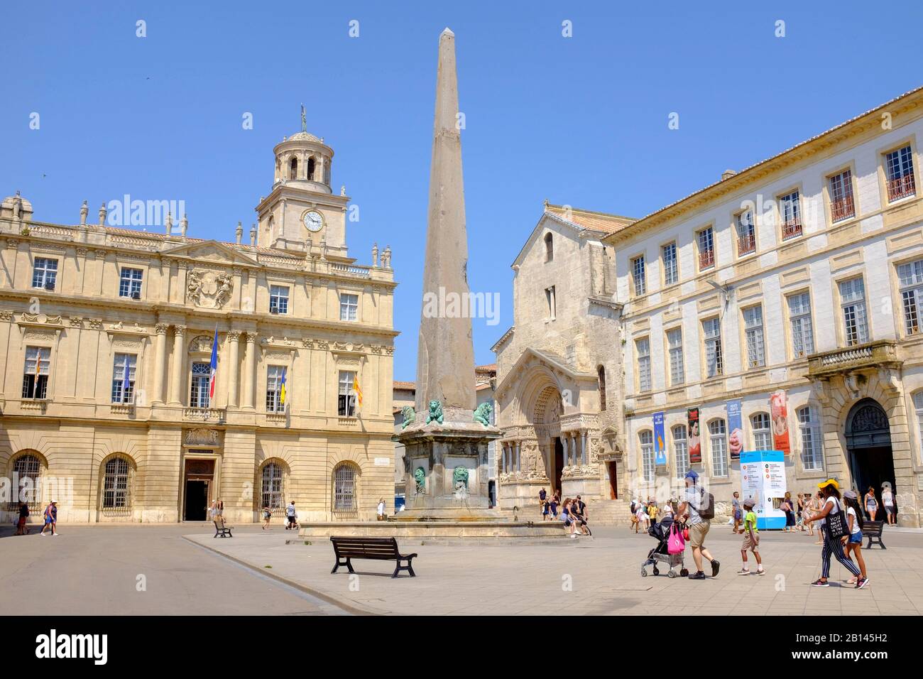 Place de la Republique: Hôtel de Ville, obelisk on fountain, portal of St. Trophime, Arles, France Stock Photo