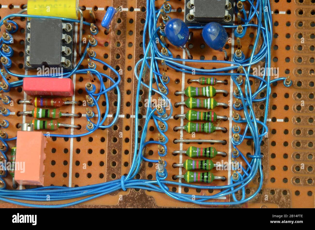 Wiev on prototype circuit board, connections are made with wire wrap