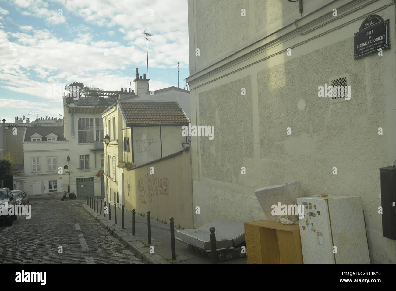 Along a quiet cobbled lane in Paris, pasakdek Stock Photo