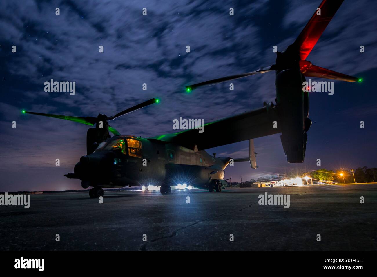 A U.S. Air Force CV-22 Osprey prepares to take-off during Emerald Warrior 17 at Avon Park, Fla., March 7, 2017. Emerald Warrior is a U.S. Special Operations Command exercise during which joint special operations forces train to respond to various threats across the spectrum of conflict. (U.S. Air Force photo by Airman 1st Class Keifer Bowes) Stock Photo