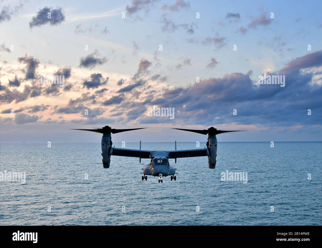 A U.S. Marine Corps MV-22 Osprey, assigned to the 'Flying Tigers' of Marine Medium Tiltrotor Squadron (VMM) 262 reinforced, approaches the amphibious assault ship USS Wasp (LHD 1) in the East China Sea October 21, 2018. The Wasp, flagship of Wasp Amphibious Ready Group, with embarked 31st Marine Expeditionary Unit, is operating in the Indo-Pacific region to enhance interoperability with partners and serve as a ready-response force for any type of contingency. (U.S. Navy photo by Mass Communication Specialist 1st Class Daniel Barker) Stock Photo