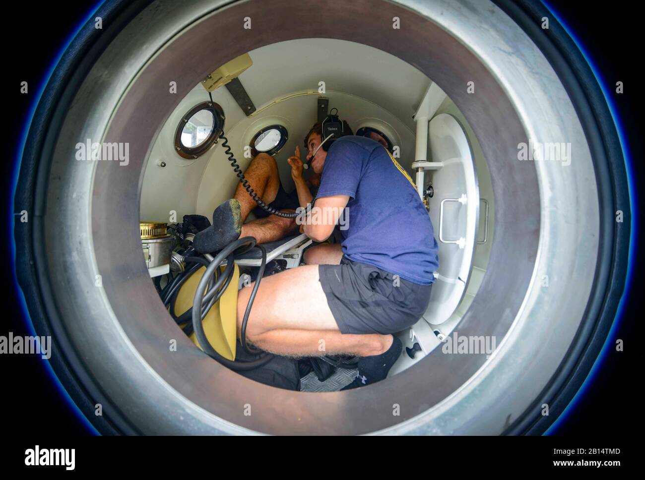 U.S. Navy Diver 2nd Class David Loofbourow, assigned to Mobile Diving and Salvage Unit One (MDSU 1), conducts recompression chamber familiarization training with Honduran divers at Base de Naval Puerto Castilla, Honduras, Aug. 2, 2017, in support of Southern Partnership Station 17. SPS 17 is a U.S. Navy deployment, executed by U.S. Naval Forces Southern Command/U.S. 4th Fleet, focused on subject matter expert exchanges with partner nation militaries and security forces in Central and South America. (U.S. Navy photo by Mass Communication Specialist 3rd Class Kristen Cheyenne Yarber/Released) Stock Photo