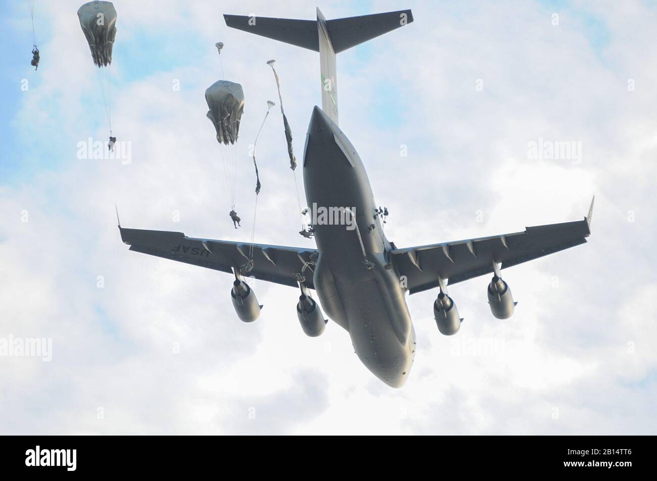 Us Army Airborne Paratroopers Jump High Resolution Stock Photography ...