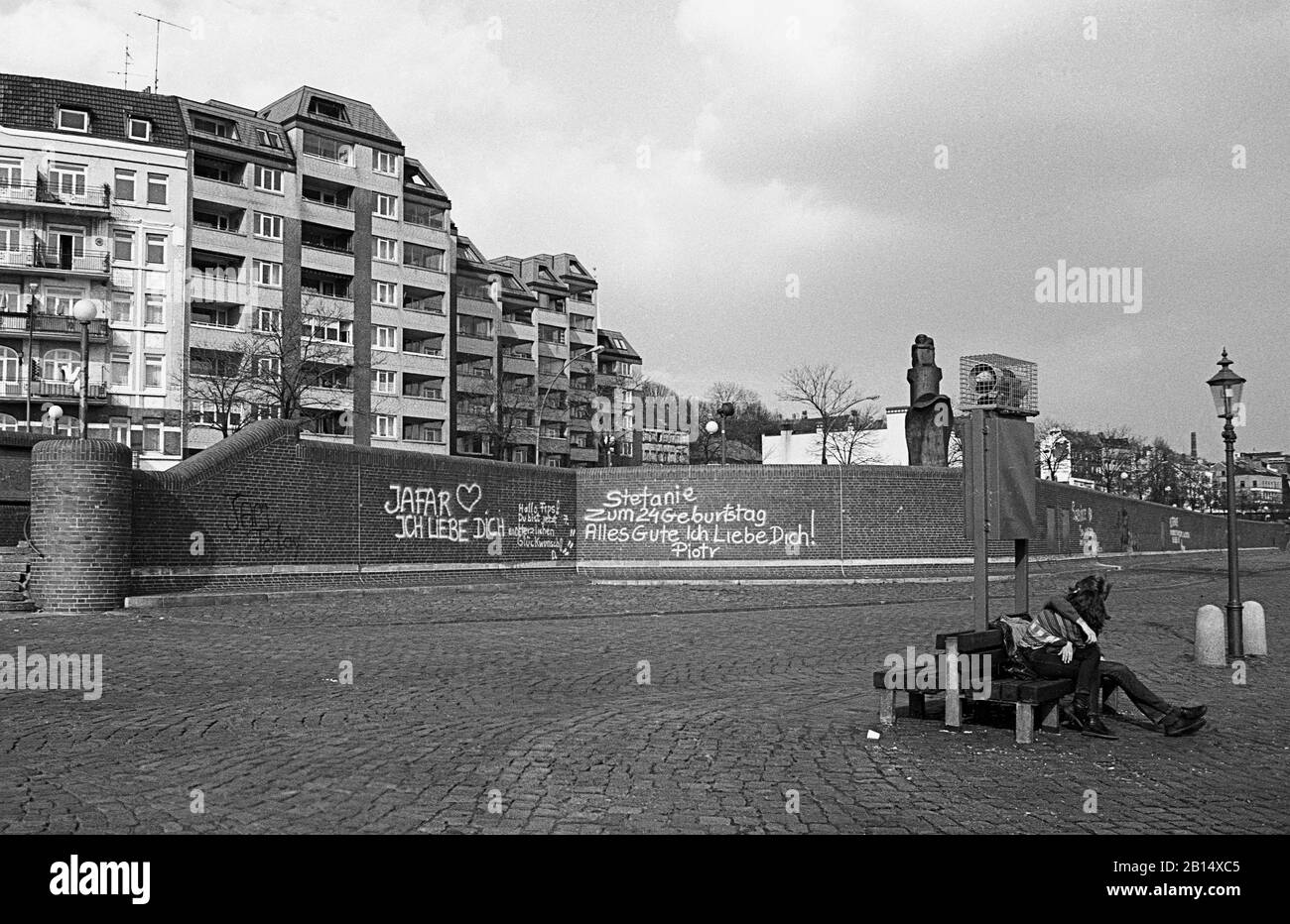 Quayside walk by St. Pauli Fischmarkt, Hamburg, Germany, circa 1988.  Black and white film photograph Stock Photo
