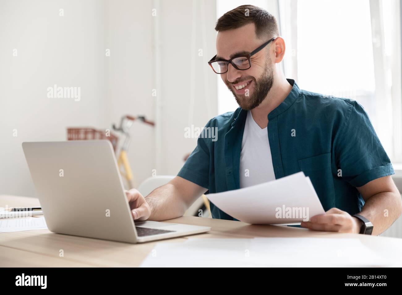 Eyeglasses browsing hires stock photography and images Alamy