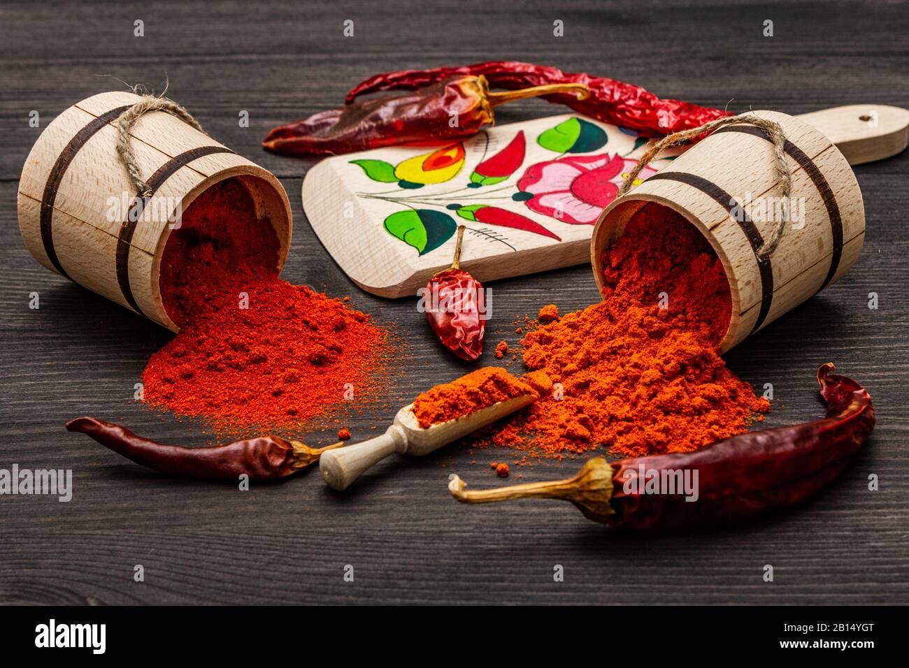 Magyar (Hungarian) red sweet and hot paprika powder. Traditional pattern on a cutting board, different varieties of dry pepper. Black wooden backgroun Photo - Alamy