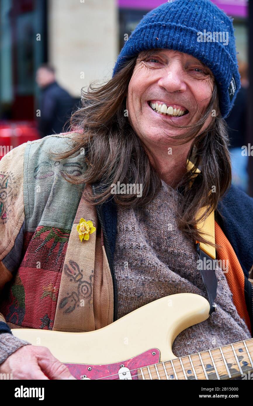 Guitarist Mark Allen busking on Queen Street, Cardiff, South Wales Stock Photo