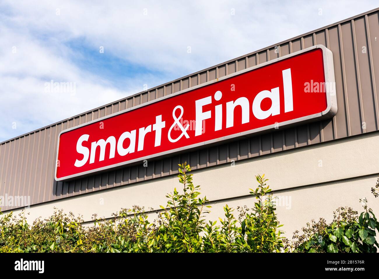 Feb 21, 2020 Redwood City / CA / USA - Smart & Final logo on the facade of one of their locations; Smart & Final is a chain of warehouse-style food an Stock Photo