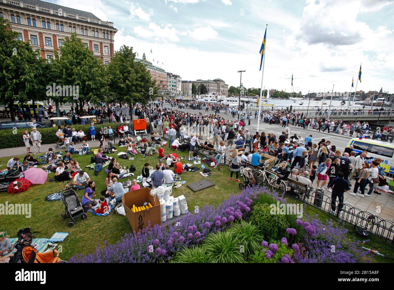 People at Karl XII's square in Stockholm city during the wedding between Crown Princess Victoria and Prince Daniel. The wedding of Victoria, Crown Princess of Sweden, and Daniel Westling took place on 19 June 2010 in Stockholm Cathedral.Stockholm 2010-06-19 Photo Jeppe Gustafsson Stock Photo
