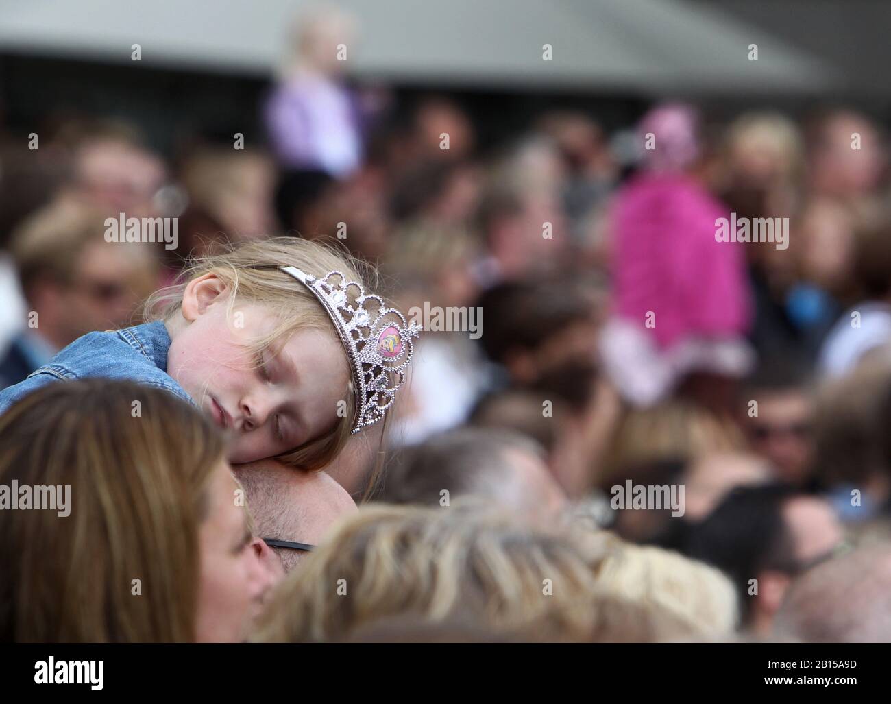 Stockholm, Sweden 2010-06-19 Tired little girl with princess crown during the wedding between Crown Princess Victoria and Prince Daniel. The wedding of Victoria, Crown Princess of Sweden, and Daniel Westling took place on 19 June 2010 in Stockholm Cathedral. Photo Jeppe Gustafsson Stock Photo