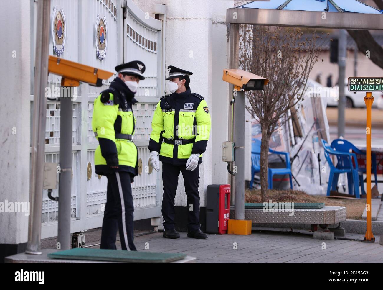 Seoul, South Korea. 23rd Feb, 2020. Policemen are on duty outside the government complex in Seoul, South Korea, Feb. 23, 2020. South Korea raised its four-tier virus alert to the highest 'red' level on Sunday as the number of COVID-19 infection cases soared to 602 in recent days with the death toll rising to five. Credit: Wang Jingqiang/Xinhua/Alamy Live News Stock Photo