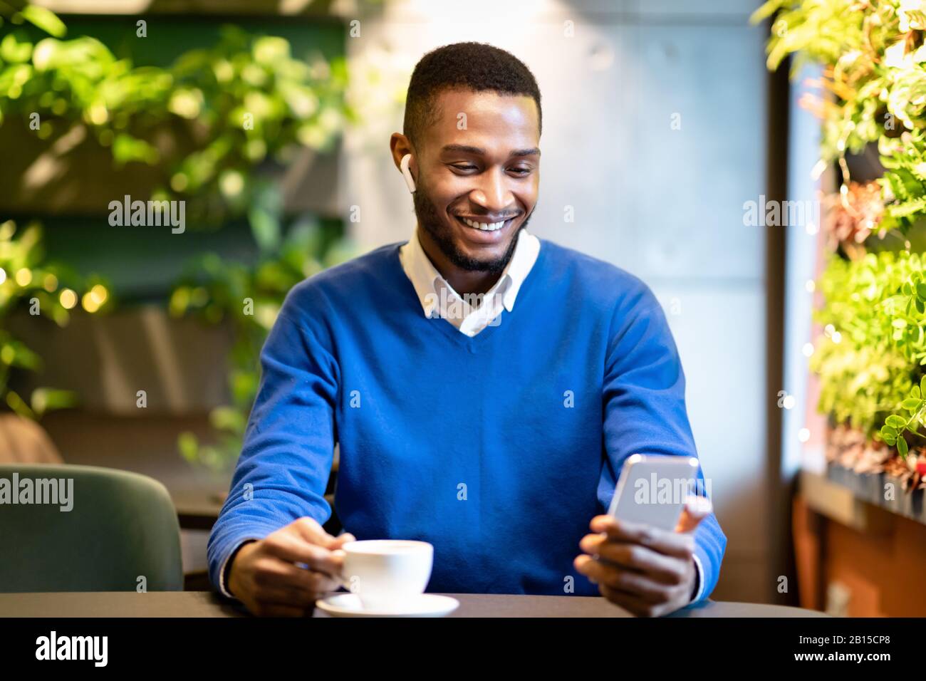 Portrait of happy black guy listening to music Stock Photo - Alamy