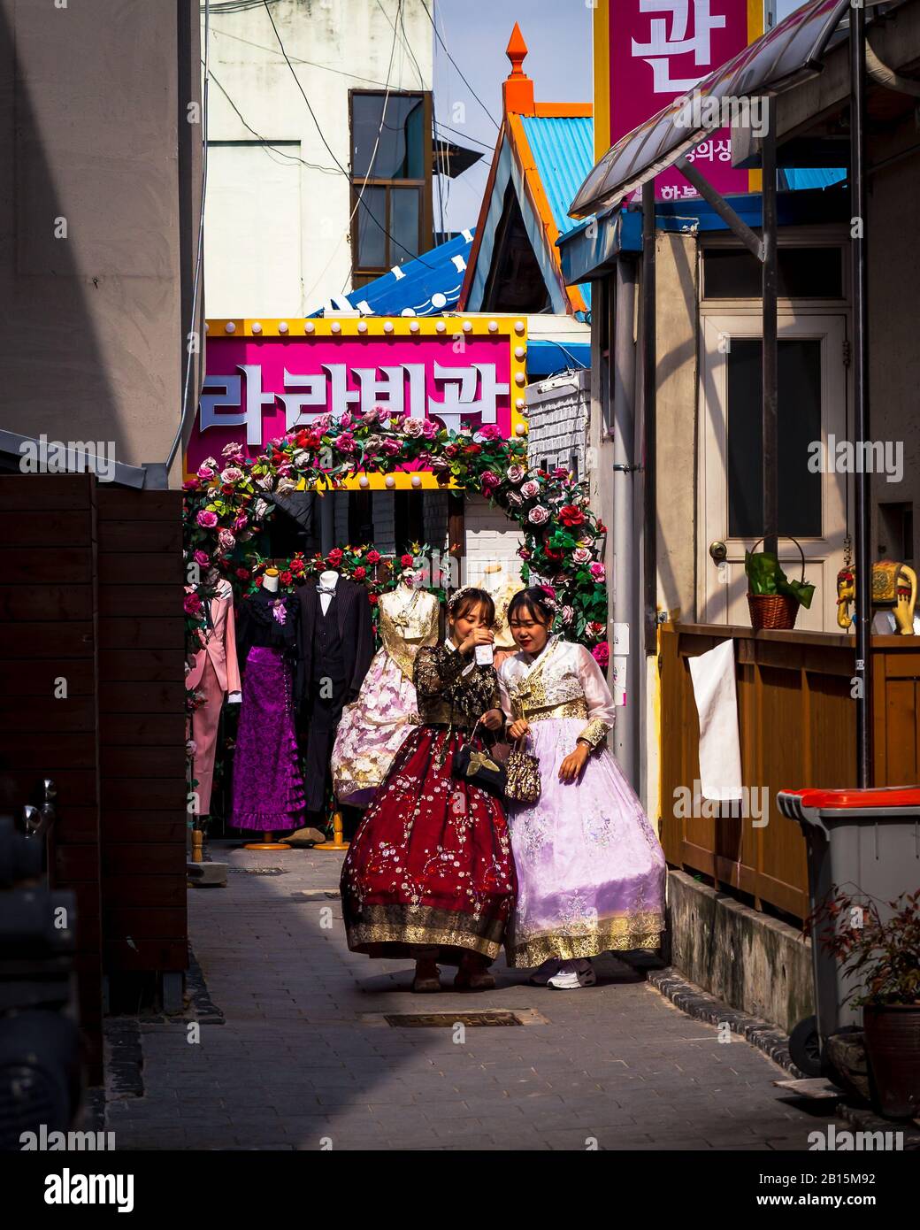 Jeonju Saturday morning market people watching Stock Photo