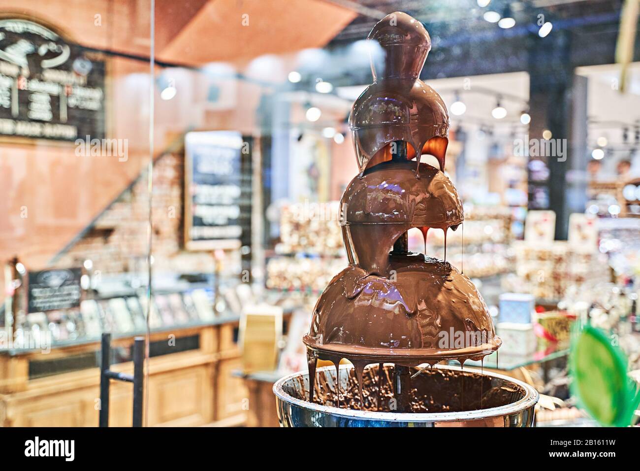 Fontana di cioccolato a Bruxelles shop Foto stock - Alamy