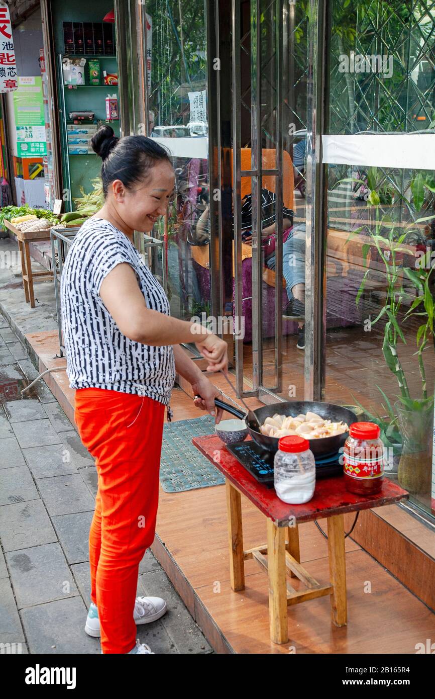 Chef cook wok chinese hires stock photography and images Alamy