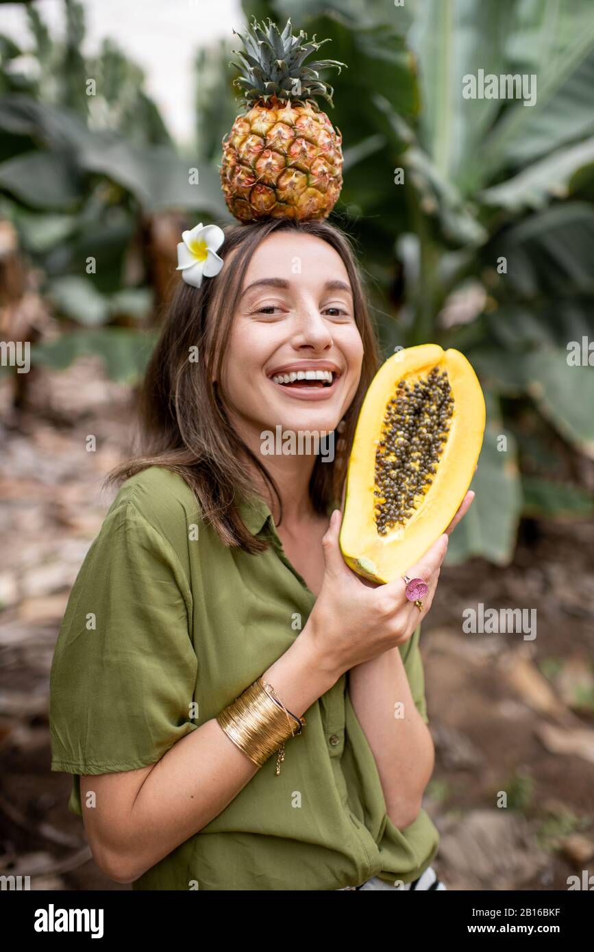 девушка с папайей. папайя женщина. девушка с папайей между ног. женщина папайя. папайя женщина.