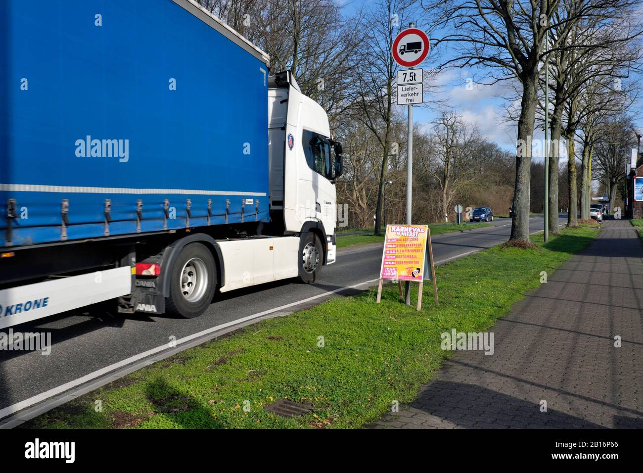 Truck passing weight restriction sign in Meerbusch Lank, NRW, Germany. Stock Photo